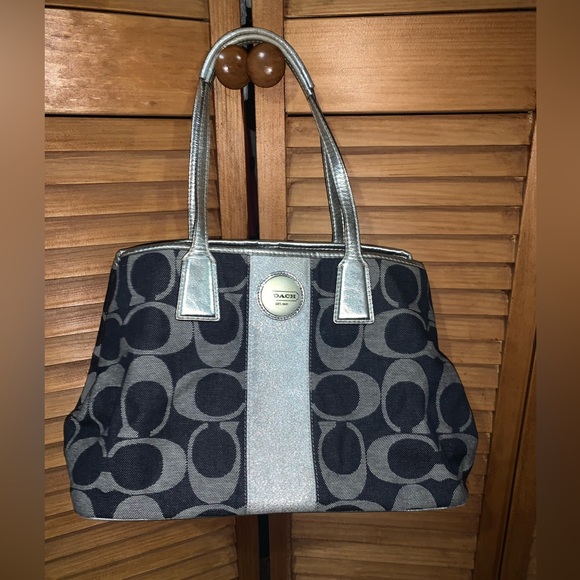 Coach purse. - Picture 2 of 16